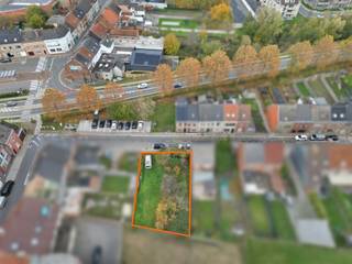 Twee percelen in woonzone op een ideale locatie voor wie rustig wil wonen maar ook alle voorzieningen binnen handbereik wenst!In de Dr. De Drijverestraat vindt u deze twee percelen grond met een totale oppervlakte van 473m². Een mooie kans voor wie op zoek is naar een plek om een eigen woning te realiseren.Op wandel-en fietsafstand vind je scholen, supermarkten, winkels en sportfaciliteiten. Dankzij de nabijgelegen verbindingswegen en vlotte busverbindingen bevind u zich snel in het centrum en andere omliggende gemeenten. Contacteer ons voor meer informatie - we helpen u graag verder!
