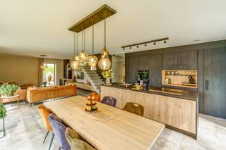 <p>In een doodlopende, groene verkaveling tussen Rijmenam, Putte en Bonheiden vind je deze sfeervolle, moderne villa, gebouwd in 2023 met oog voor hoogwaardige afwerking, duurzaamheid en comfort. De woning straalt luxe uit, maar voelt meteen als thuis dankzij de warme materialen, ruime indeling en de naadloze verbinding met de zonnige, aangelegde tuin.</p><p></p><p>Bij binnenkomst word je verwelkomd in een lichte inkomhal met een praktische maatkast voor schoenen en jassen, en een gastentoilet. De ruime leefruimte vormt het hart van de woning: hier geniet je van een open, moderne keuken met hoogwaardige apparatuur en een gezellige zithoek. De grote ramen tot op de grond zorgen voor een optimale lichtinval en een directe verbinding met de groene tuin, waar je in alle rust kunt ontspannen of genieten van een zomeravond.</p><p></p><p>De woning is energiezuinig dankzij vloerverwarming, zonnepanelen, een regenwaterput, driedubbele beglazing en een EPC E-peil van 16. Ventilatie type D zorgt voor een gezond binnenklimaat. Voor extra gemak zijn er ingemaakte kasten voorzien, die het ruimtegebruik optimaliseren.</p><p></p><p>Op de eerste verdieping vind je drie slaapkamers (17m², 11m² en 11m²), een luxe badkamer met zowel ligbad als douche, en een thuisbureau op maat in de hal. De inpandige garage met elektrische poort biedt ruimte voor je auto en extra berging. Vooraan is er een oprit met staanplaats, achteraan wacht een onderhouden tuin met tuinhuis.</p><p></p><p>Deze villa is niet alleen een huis, maar een plek om te leven, te genieten en te ontspannen. De rustige, kindvriendelijke omgeving en de nabijheid van Rijmenam, Putte en Bonheiden maken deze woning ideaal voor gezinnen, stellen of iedereen die houdt van ruimte, licht en duurzaamheid.</p><p></p><p>Benieuwd? Neem contact op voor een bezichtiging en laat je verrassen door de charmes van deze unieke woning!</p><p><br />✅ Bouwjaar 2023<br />✅ Kwalitatieve afwerking<br />✅ Rustige verkaveling<br />✅ Op maat gemaakte kasten<br />✅ E-peil 16 / EPC label A: 29 kWh / (m² jaar)</p>