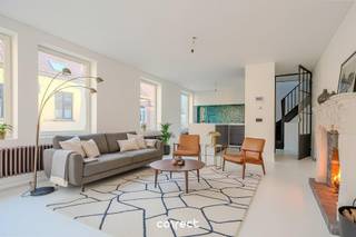 In Brugge bevindt zich deze ruime en volledig vernieuwde hoekwoning met een ruime bewoonbare oppervlakte van 224 m². De woning werd recent grondig...