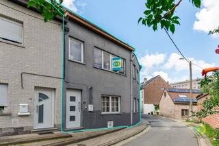 <p><span>In de aangename wijk Borgt in Grimbergen bevindt zich deze instapklare 2-gevelwoning met een bewoonbare oppervlakte van 138 m². De woning combineert een praktische indeling met een uitstekende ligging nabij winkels, scholen, openbaar vervoer en belangrijke verbindingswegen richting Grimbergen, Vilvoorde en Brussel. De woning beschikt over een conforme elektrische installatie en een goed EPC-attest, waardoor u hier zonder grote zorgen uw nieuwe thuis kunt maken en de inrichting volledig naar eigen smaak kunt personaliseren. Via de inkomhal komen we in de lichtrijke en gezellige woonkamer, die naadloos aansluit op de open keuken en zo een aangename leefruimte vormt. Op de eerste verdieping bevinden zich twee slaapkamers, een badkamer met dubbele wastafel, douche en toilet en een praktische wasplaats. De vaste trap leidt verder naar de ingerichte zolderverdieping, die momenteel dienst doet als volwaardige derde slaapkamer met dressing en bureau hoek. Als extra troef beschikt deze ruimte over een eigen terras. Een kelder zorgt bovendien voor de nodige bijkomende bergruimte. Dankzij de combinatie van ruimte, licht, comfort, een goede energieprestatie en een uitstekende ligging is deze woning ideaal voor starters, gezinnen of wie op zoek is naar een instapklare woning in Grimbergen. </span><span> </span></p>