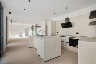 <span>Authentiek industrieel wonen in Antwerpen</span><br /><br /><span>In de voormalige Whitbread-fabriek vind je dit smaakvol ingerichte appartement van ca. 108 m² op de tweede verdieping, met twee slaapkamers en een zonnig terras van ca. 7,5 m². De site werd grondig gerenoveerd met respect voor de oorspronkelijke architectuur, waardoor de charme van het industriële verleden en het comfort van hedendaags wonen samenkomen.</span><br /><br /><span>Indeling:</span><br /><span>- Open leefruimte van bijna 13,5 m lang met doorlopende raampartij, zithoek en aparte werkhoek</span><br /><span>- Volledig ingerichte open keuken met lang kookeiland</span><br /><span>- Privéterras van ca. 9 m²</span><br /><span>- Ruime hoofdslaapkamer (ca. 12 m²) en tweede slaapkamer</span><br /><span>- Badkamer met inloopdouche, dubbele wastafel en apart toilet</span><br /><span>- Bergplaats met aansluiting voor wasmachine en droogkast</span><br /><br /><span>Troeven: veel lichtinval, zichtbeton, goed geïsoleerd en centraal gelegen in Antwerpen.</span><br /><span>(2060)</span>