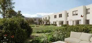 <p><strong>Ontdek het vakantiepark - De Strandloper: Uw Droom of Topinvestering aan de Belgische Kust.</strong></p>
<p>Gelegen in het pittoreske <strong>Bredene aan Zee</strong>, biedt het exclusieve nieuwbouwproject <span>De Strandloper</span> een unieke kans voor wie droomt van een waardevolle investering of een tweede verblijf aan de Belgische kust. Dit moderne project bestaat uit <em><span><strong>30 hoogwaardige vakantiewoningen</strong></span></em> in <span><strong>volle eigendom</strong></span>.</p>
<p><strong>De Strandloper</strong> ligt op 500m van het <strong>strand</strong> en is omgeven door uitgestrekte <strong>duinen</strong>, <strong>rustige stranden</strong> en een groene omgeving. De architectuur van het project sluit naadloos aan bij de kustsfeer, met een verfijnde en moderne uitstraling.</p>
<p>Elke vakantiewoning is ontworpen met een focus op <strong>ruimte</strong>, <strong>licht</strong> en <strong>luxe</strong>. Geniet van de open <strong>leefruimtes</strong>, grote <strong>raampartijen</strong> en privé <strong>terrassen</strong>. De woningen zijn uitgerust met <strong>duurzame materialen</strong> en <strong>energiezuinige technieken</strong>, zodat u zorgeloos kunt genieten van het <strong>comfort</strong> en de <strong>rust</strong>.</p>
<p>Of u nu op zoek bent naar <strong>ontspanning</strong> of een <strong>topinvestering</strong> aan de Belgische kust, <strong>De Strandloper</strong> biedt een perfecte oplossing. <br />De woningen variëren in <strong>indeling</strong> en sluiten aan bij diverse wensen. Het project beschikt over voldoende <strong>parkeermogelijkheden</strong> en ligt in de nabijheid van <strong>winkels</strong>, <strong>restaurants</strong> en tal van <strong>recreatiemogelijkheden</strong>.</p>
<p><strong>De Strandloper</strong> is meer dan een vakantieverblijf – het is een <strong>perfecte uitvalsbasis</strong> voor wie houdt van zowel <strong>rust</strong> als <strong>avontuur</strong>. Met het strand op een steenworp afstand en een regio die uitnodigt tot verkenning, biedt het project alles wat u zoekt.</p>
<p><strong>Neem vandaag nog contact op</strong> voor meer informatie of plan een bezoek aan onze bemeubelde modelwoningen op <strong>Blekkaertstraat 50, Bredene aan Zee</strong>.</p>
<p><strong>Verkoopkantoor ter plaatse op afspraak: info@yess-vastgoed.be / 050 33 59 03</strong></p>