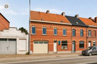 <p>Woning met 3 ruime slaapkamers, tal van extra ruimtes en aangename tuin, centraal gelegen nabij voorzieningen!<br />Deze woning biedt een solide basis voor wie op zoek is naar een ruime, instapklare woning. Gelegen op een perceel van 540 m², beschikt ze over een aangename tuin en terras.</p><p>INDELING:<br />Inkomhal, leefruimte, keuken, bijkeuken en wasplaats. Daarnaast is er een bureau, kelder en een zolder met inrichtingsmogelijkheden. Op de verdieping bevinden zich 3 volwaardige slaapkamers en een badkamer met douche.</p><p>Centrale ligging met winkels (1.100 m), openbaar vervoer (140 m), scholen (1.700 m), sportcentrum (800 m) en station (2.300 m) in de nabijheid.<br />EPC: klasse C – geen renovatieverplichting.</p><p>Te koop via Immo Beguin. ✉️ info@immobeguin.be</p>
