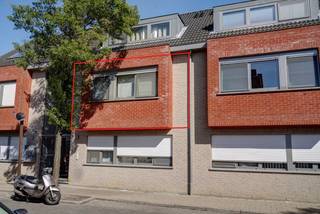 Dit appartement te huur in Gooreind - Wuustwezel bevindt zich op een zeer centrale locatie in het centrum van Gooreind. Het appartement is gelegen op wandelafstand van scholen, winkels en openbaar vervoer en op slechts 10min van het op- en afrittencomplex van E19. Eerste verdieping:- hal met ingemaakte kast- ruime leefruimte met veel lichtinval door de grote raampartijen (ca. 28m²)- open keuken voorzien van gasvuur, dampkap, koelkast, dubbele spoelbak en vaatwasser- berging met aansluiting voor wasmachine- badkamer met douche in bad, een lavabo en een handdoekenrek- toilet met handenwasser- twee slaapkamers, waarvan één met ingemaakte kasten (13 - 8 m²)- ruim en zonnig terras (25m²)Diversen:- gemeenschappelijke kosten: €35 per maand- EPC: 100 kWh/m²!- beschikbaar vanaf 1 september 2026- ondergrondse autostaanplaats(ver-)Kopen of (ver-)huren in regio Wuustwezel, Brecht of Brasschaat?Met vragen kan u altijd bij ons terecht!Dewaele vastgoed met advies.
