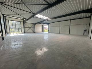 Nieuwbouw KMO-unit van 384 m² en 6 privatieve parkeerplaatsen te huur in Wevelgem.De geïsoleerde casco magazijnruimte is opgebouwd uit een...