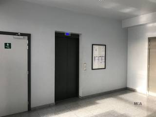 <p><span>Instapklaar 2-slaapkamerappartement met ruim terras op uitstekende locatie in Hasselt</span></p><p><span> </span></p><p><span>Dit instapklare 2-slaapkamerappartement aan de </span><span>Kramerslaan 15 in Hasselt</span><span> biedt een ideale combinatie van comfort, ruimte en een uitstekende bereikbaarheid.</span></p><p><span> </span></p><p><span>De ligging is zonder twijfel één van de grootste troeven. Vanaf hier bereikt u vlot de autostrade naar Antwerpen – Brussel - Leuven en Genk. Daarnaast liggen het stadscentrum van Hasselt, openbaar vervoer, scholen en tal van winkels op korte afstand. Zo bevinden onder andere </span><span>Carrefour</span><span> en </span><span>Colruyt</span><span> zich in de onmiddellijke omgeving.</span></p><p><span> </span></p><p><span>Het appartement is gelegen boven Ethias en beschikt over een ruime gemeenschappelijke parking voor bewoners en bezoekers. Dankzij de aanwezige lift geniet u bovendien van extra comfort.</span></p><p><span>De parking ligt voor het Ethias kantoor.</span></p><p><span> </span></p><p><span>Indeling</span></p><p><span>Via de afgesloten inkomhal komt u eerst in een praktische berging met aansluitingen voor wasmachine en droogkast en voldoende extra opbergruimte.</span></p><p><span>De ruime woon- en eetkamer met open keuken vormt het hart van het appartement. Vanuit de leefruimte heeft u rechtstreeks toegang tot het ruime, overdekte terras, waar u in alle rust kunt genieten.</span></p><p><span>Via de nachthal bereikt u het aparte toilet, de badkamer met douche, ligbad en lavabomeubel, en twee volwaardige slaapkamers.</span></p><p><span>Troeven</span></p><ul><li><span>Instapklaar appartement </span></li><li><span>2 slaapkamers </span></li><li><span>Ruim overdekt terras </span></li><li><span>Lift aanwezig </span></li><li><span>Grote gemeenschappelijke parking </span></li><li><span>Vlak bij de autosnelweg </span></li><li><span>Op korte afstand van het centrum van Hasselt </span></li><li><span>Carrefour, Colruyt en andere winkels in de directe omgeving </span></li><li><span>Scholen en openbaar vervoer op wandelafstand </span></li><li><span>Videofoon aanwezig </span></li></ul><p><span>De maandelijkse gemeenschappelijke kosten bedragen een forfait van </span><span>€ 70</span><span>.</span></p><p><span>Interesse? Contacteer ons via </span><span>marleen@mca-vastgoed.be</span><span> of telefonisch op </span><span>0485 34 56 71</span><span> voor meer informatie of een bezichtiging.</span></p><p><span> </span></p><p><span> </span></p>