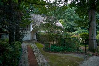 Op een absolute droomlocatie ligt dit perceel bouwgrond van maar liefst 4.924 m². Een unieke kans: óf de bestaande villa grondig te renoveren, óf...