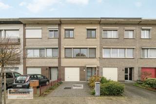 <p><span>Instapklare gezinswoning, type bel-etage, gelegen in een rustige woonwijk vlakbij het centrum van Stabroek. Vlotte verbinding naar de haven van Antwerpen.</span></p><p><span> </span></p><p><span>INDELING:</span></p><p><span>inkomhal met gastentoilet en toegang tot de inpandige garage met automatische poort. Tevens vindt u op het gelijkvloers nog een berging of bureelruimte en wasplaats met Vaillant condensatiebrander. Vooraan de oprit/voortuin en achteraan zuidoost gerichte tuin van 120 m² met recent terras en tuinhuis. Op de eerste verdieping een living in L-vorm en kwalitatieve landelijke leefkeuken die toegang geeft tot het terras van 20 m² met zonneluifel en trap naar de tuin. Op de 2de verdieping zijn er 3 slaapkamers en badkamer ingericht met bubbelbad met douchescherm, lavabomeubel en toilet.</span></p><p><span> </span></p><p><span>BIJZONDERHEDEN:</span></p><p><span>2022/11: zonneluifel terras.</span></p><p><span>2021: Daikin airco hoofdslaapkamer en Vaillant combi condensatiebrander.</span></p><p><span>2020 aanleg oprit en terras.</span></p><p><span>2018: nieuwe binnendeuren - 12 zonnepanelen.</span></p><p><span>2016: nieuw dak met isolatie.</span></p><p><span>woning is volledig voorzien van rolluiken (2 elektrisch bedienbaar).</span></p><p><span>Energiezuinig: epc-label B.</span></p><p><span>Elektriciteit is conform.</span></p>