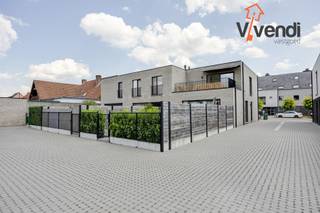 <p><span>Op een rustige locatie, aan de rand van het centrum, vindt u dit stijlvolle en energiezuinige appartement van </span><strong><span>112 m²</span></strong><span>. Gelegen in een kleinschalige residentie combineert deze woonst een hoogwaardige afwerking met optimaal wooncomfort en een uitstekende ligging.</span></p>
<p><span>De lichtrijke leefruimte met gezellige zithoek sluit naadloos aan op de volledig geïnstalleerde eetkeuken en biedt via grote raampartijen toegang tot het </span><strong><span>ruime terras van 20 m²</span></strong><span>, de ideale plek om in alle rust van het buitenleven te genieten.</span></p>
<p><span>Het appartement beschikt over </span><strong><span>twee volwaardige slaapkamers</span></strong><span>, waarvan één met een praktische dressing. De </span><strong><span>volledig geïnstalleerde badkamer</span></strong><span> is uitgerust met een </span><strong><span>inloopdouche, ligbad en kwaliteitsvol badkamermeubel</span></strong><span> en biedt alle comfort voor dagelijks gebruik. Verder zijn er een </span><strong><span>apart gastentoilet</span></strong><span> en een </span><strong><span>aparte wasplaats/berging</span></strong><span>, wat zorgt voor extra gebruiksgemak en opbergruimte.</span></p>
<p><span>Dankzij de </span><strong><span>vloerverwarming</span></strong><span> en de energiezuinige voorzieningen geniet u het hele jaar door van een aangenaam binnenklimaat én een lage energiefactuur. Daarnaast beschikt u over </span><strong><span>twee privatieve parkeerplaatsen</span></strong><span> én een <strong>private berging voor fietsen en vuilnisbakken</strong>, wat het praktische comfort van deze woonst verder verhoogt.</span></p>
<p><span>De rustige ligging aan de rand van het centrum biedt een perfecte balans tussen sereniteit en bereikbaarheid. Winkels, openbaar vervoer en andere voorzieningen bevinden zich op korte afstand, waardoor u geniet van alle comfort binnen handbereik.</span></p>
<p><strong><span>Beschikbaar vanaf 1 september.</span></strong></p>