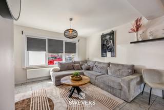 Voor meer info en foto’s, surf naar www.swevers.be – Op de Koningin Astridlaan 140 in Maaseik vind je deze instapklare halfopen woning met drie slaapkamers, een vernieuwde keuken en badkamer en heel wat praktische bergruimte. De woning dateert oorspronkelijk uit 1968 en staat op een perceel van 310 m². Via de centrale inkomhal bereik je het gastentoilet en de verschillende leefruimtes. De gezellige zit- en eethoek sluiten mooi op elkaar aan. Aansluitend bevindt zich de vernieuwde keuken van circa 9 m², praktisch ingericht voor dagelijks gebruik. Op de eerste verdieping liggen drie volwaardige slaapkamers van circa 10,50 m², 12,23 m² en 10,50 m². Ook de vernieuwde badkamer bevindt zich hier, samen met een praktische berging. Extra opslagruimte is ruimschoots aanwezig dankzij de zolder van circa 20 m² en de kelder van circa 40 m². Buiten beschik je over een perceel met noordoostelijke oriëntatie. De halfopen bebouwing zorgt voor extra ruimte rondom de woning en biedt mogelijkheden om een aangename tuin- en buitenomgeving te creëren. Ook de ligging is praktisch. Openbaar vervoer bevindt zich op circa 84 meter, scholen op ongeveer 848 meter en winkels op circa 1 km. Restaurants en ontspanningsmogelijkheden zijn eveneens vlot bereikbaar. Een complete woning voor wie drie slaapkamers, een instapklaar karakter en veel praktische ruimte zoekt in Maaseik. Voor meer informatie, bel 011 255 155. Bron bewoonbare oppervlakte: EPC – verslag.
