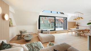 <p><span>Deze ruime duplex van 216 m² geniet van een uitstekende ligging aan de Leopoldlaan in Knokke en werd kwalitatief gerenoveerd. De woning combineert royale leefruimtes met een praktische indeling en biedt een aangenaam wooncomfort.</span></p>
<p><span>Bij binnenkomst leidt de inkomhal naar een vestiaire en een afzonderlijk toilet. De ruime leefruimte sluit aan op de volledig geïnstalleerde open keuken en biedt rechtstreeks toegang tot het ruime, zonnige terras. Aansluitend bevindt zich aan de achterzijde een polyvalente ruimte, die naar eigen behoefte kan worden ingericht als eetkamer, bureau of extra leefruimte.</span></p>
<p><span>De eerste verdieping omvat drie volwaardige slaapkamers, elk voorzien van ingemaakte kasten. Daarnaast zijn er meerdere sanitaire ruimtes, waaronder badkamers en een douchekamer.</span></p>
<p><span>Op de tweede verdieping bevindt zich een vierde slaapkamer met ingemaakte kasten, naast een afzonderlijke technische ruimte.</span></p>
<p><span>De duplex beschikt bovendien over een kelder en een fietsenberging in het gebouw.</span></p>
<p><span>Een ruime en instapklare woning met vier slaapkamers, royale leefruimtes en een zonnig terras, gelegen op een centrale locatie in Knokke.</span></p>