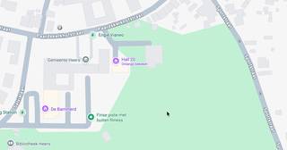 Mooie ruime halfopen bebouwing centraal en mooi gelegen tegenover gemeentehuis te Heers met in het park ook kinderopvang, buurthuis, fitness, bibliotheek, laadpalen,...<br /><br />De bouwgrond maakte deel uit van het Stasseynshuis, een monumentale vierkantshoeve die wordt gerenoveerd. De halfopen bebouwing is geschikt voor een ruime woning met mogelijkheid tot parkeerplaat(sen) vooraan en sluit aan de open zijde van de ommuurde moestuin van het hoofdhuis van de vierkantshoeve, een heel mooi kader.