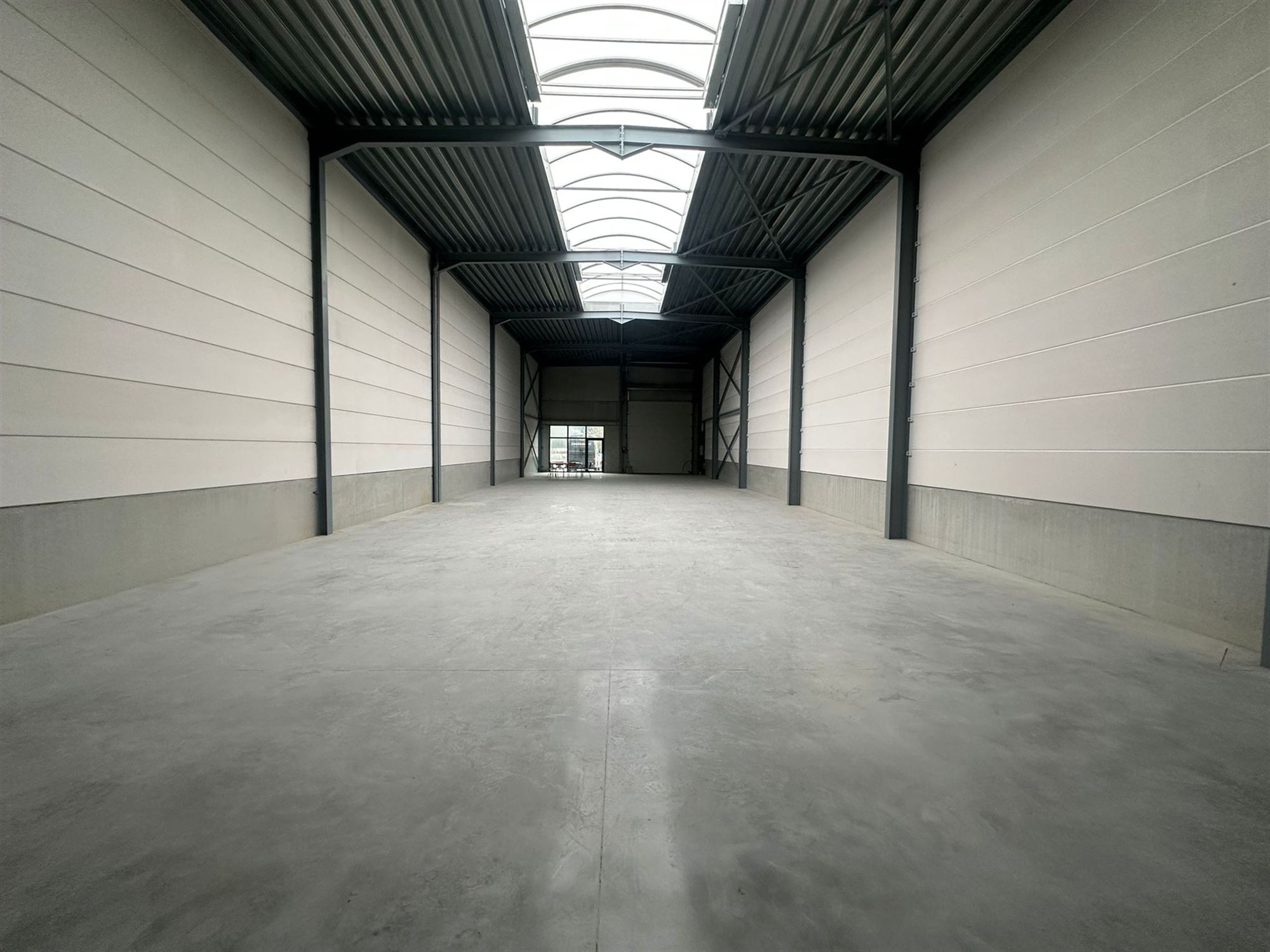 Nieuwbouw KMO-unit van 343m² met 4 pp nabij E40 - foto 2