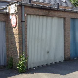 Nabij centrum rechtover kerkhof garage te huur.  Opp. 2,79 m x 6.40 m.
Vrij vanaf 15/06/2016.
Bel ons vrijblijvend op voor een bezoek en info. Wij begeleiden u graag met de glimlach op zoek naar uw droomwoning &amp; commercieel pand. En garanderen met veel plezier een "klare kijk" op (h)eerlijk vastgoed. T. 051624040