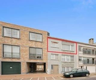 Ontdek dit charmante appartement gelegen in een rustige straat met parkeermogelijkheden aan beide zijden. Ideaal voor wie houdt van rust én nabijheid van zee en centrum van Blankenberge. Dit appartement biedt u de ideale combinatie van comfort, licht en ruimte. Ideaal voor zowel vaste bewoning als een tweede verblijf of een uitstekende investering aan de kust.<br /> <br />✨ Kenmerken:
<ul>
<li>Gelegen in een kleinschalige residentie met slechts 3 wooneenheden</li>
<li>Inkomhal met bergruimte</li>
<li>Ruime en lichtrijke living</li>
<li>Aparte, volledig uitgeruste keuken</li>
<li>Badkamer met ligbad, lavabomeubel en toilet</li>
<li>Praktische berging</li>
<li>2 comfortabele slaapkamers, elk met eigen lavabo en toegang tot terras</li>
<li>Aan de achterzijde bevindt er zich een heerlijk zuid-geörienteerd terras met twee praktische bergingen</li>
<li>🚗 Extra troef: Mogelijkheid tot het huren van een garage.</li>
</ul>
<br />EPC: 271 kWh/m² - UC: 3409452 - Asbestattest: asbestveilig. EPC Label C - P-en G-score: A. Bevindt zich niet in een risicozone voor overstromingen. Bewoonbare oppervlakte ca. 72m². <br /> Divers: Geen syndickosten! PVC ramen met dubbele beglazing. CV aardgas - nieuwe privatieve condensatieketel. - volledig ingericht en bemeubeld. <br /> 📞 Op zoek naar een leuke woonst, vakantieplek of een investeringsaankoop? Dan is dit appartement precies wat u zoekt! Interesse? Neem snel contact op voor een bezoek! Prijs 189.000 euro<br />