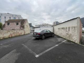 Op zoek naar een veilige en centraal gelegen parkeerplaats in Waregem?Deze staanplaats met slagboom in de Schakelstraat biedt de ideale oplossing...