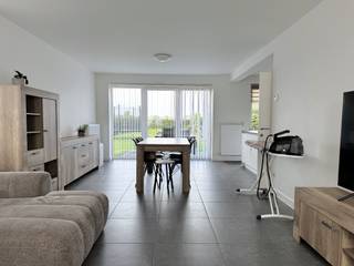 YES! Voor dit pand kan je zélf een afspraak inboeken! Ga naar de advertentie op onze website www.justwonen.be en plan meteen je afspraak in.<br /><br />Wat staat er tegenwoordig hélemaal bovenaan op het verlanglijstje? ENERGIEZUINIG! <br />En oh boy, dat is ‘ie ook! Deze BEN (bijna energie neutrale) woning tackelt jouw energiefacturen, dus fijn voor je portemonnee. En hij is niet alleen figuurlijk groen, maar ook letterlijk: check die tuin! <br /><br />Geen supergroene vingers? No worries, hij is onderhoudsvriendelijk aangelegd, dus je hoeft écht niet elke zondag onkruid te plukken. <br /><br />Indeling:<br /><br />Via de inkomhal (met gastentoilet) stap je binnen in de fijne woonkamer met open keuken. De grote ramen doen de open lay-out nog beter tot z’n recht komen, en zorgen voor een luchtige sfeer. <br /><br />De keuken werd voorzien van alle nodige snufjes, met aansluitend een handige bergruimte. <br />Hier zijn ook de aansluitingen voor wassen en drogen.<br /><br />Op de 1ste verdieping vinden we 3 slaapkamers en een ruime, neutrale badkamer met bad én douche, dubbele wastafel en een toilet.<br /><br />De zolder – bereikbaar met een vlizo trap – is de ideale opslag voor de spulletjes-die-je-nooit-nodig-hebt-maar-stiekem-ook-niet-wil-weggooien. Handig!