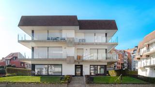 Prachtig gemeubeld gelijkvloersappartement met goed zijdelings zeezicht en privatieve tuin, uitstekend gelegen in de Paul Vandermeerschenlaan in Knokke-Heist, tussen het Casino Knokke en de Royal Belgian Sailing Club Duinbergen.<br /><br />Indeling:<br />Inkomhal met vestiaire, lichtrijke woonkamer met twee grote schuiframen die uitgeven op de zonnige tuin, volledig ingerichte keuken voorzien van alle toestellen, apart gastentoilet, twee volwaardige slaapkamers (elk geschikt voor een dubbel bed), een badkamer en een aparte douchekamer. <br /><br />Verder beschikt het appartement over een privatieve kelder in het gebouw en een tandemgaragebox.<br />De tuin wordt professioneel onderhouden.<br />Enkel te huur als tweede verblijf. Forfait aandeel syndickosten opgenomen in de prijs.<br /><br />💶 Huurprijs: €2200 per maand, inclusief tandemgaragebox in het gebouw en syndickosten.