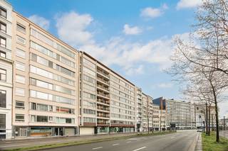 In het hart van Antwerpen vinden we dit 2-slpk appartement van 95m² met terras.<br /><br /><strong>Ligging</strong><br />Het appartement is gelegen op een bijzonder gegeerde locatie, een zeer centrale ligging met een directe verbinding naar zowel het Eilandje als het Zuid. Een buurt die bruist van het leven met uitstekende bereikbaarheid, een rijk aanbod aan scholen, faciliteiten en winkels. Alles bevindt zich op wandelafstand en dankzij de nabijheid van tram- en bushaltes is ook het openbaar vervoer vlot bereikbaar.<br /><br /><strong>Indeling</strong><br />Bij het betreden van het appartement komt u binnen in de ruime inkomhal, die toegang geeft tot de verschillende ruimtes. De lichtrijke woonkamer, dankzij de grote ramen, vormt het hart van de woning en biedt een aangename leefruimte. De keuken beschikt over zowel boven- als onderkasten.<br />Via de nachthal heeft u toegang tot twee ruime slaapkamers van respectievelijk 16 m² en 10 m², waarbij de grootste slaapkamer voorzien is van een dressing. Verder vindt u hier een badkamer en een apart gastentoilet met handenwasser. De badkamer is uitgerust met een ligbad en een wastafel.<br /><br />Ten slotte is er nog een ondergrondse privatieve kelderberging (+/-6m²) aanwezig.<br /><br />Garagebox optioneel bij te kopen €38.000.<br /><br /><strong>Troeven</strong>
<ul>
<li><span>Centrale ligging </span></li>
<li><span>Goede bereikbaarheid </span></li>
<li><span>Ideaal als investering of starterswoning</span></li>
<li><span>EPC 179 kWh/m2</span></li>
<li><span>Berging</span></li>
<li><span>Balkon</span></li>
<li><span>Lift</span></li>
</ul>
<span>Benieuwd naar meer? Neem contact op voor een bezichtiging via 0483 51 30 01 of mail naar ruzanna@wellimmo.net</span><br />