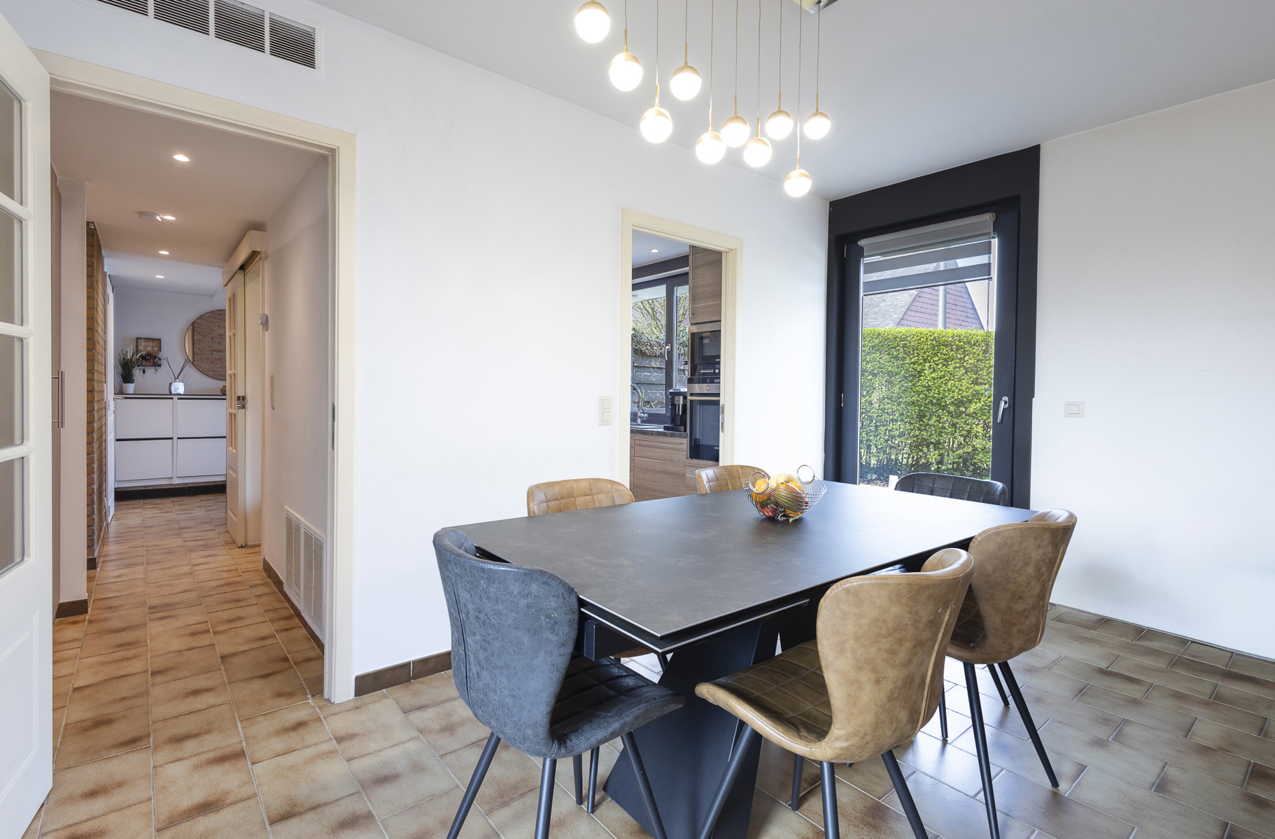 Ruime gezinswoning met 4 slaapkamers, zonnige tuin & garage - foto 4