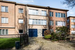 <p><em><strong>Welkom in deze ruime bel-étage in de Jan Van Eyckstraat, een echte parel voor wie licht, ruimte en comfort zoekt! Gelegen op een perceel van 253 m² biedt deze woning tal van mogelijkheden voor wie op zoek is naar ruimte, zowel binnen als buiten.</strong></em></p>
<p>Je rijdt de ruime oprit op of parkeert je wagen veilig in de garage met automatische poort (nieuw sinds 2025). Vanuit de inkomhal stap je de lichtrijke leefruimte binnen, waar grote raampartijen zorgen voor een aangename lichtinval. De gezellige pelletkachel, die mag blijven, zorgt voor extra sfeer. Daarnaast beschikt de woning over centrale verwarming op gas; de ketel werd vernieuwd in 2015.</p>
<p>De keuken sluit mooi aan op de leefruimte en geeft toegang tot een overdekt terras, ideaal om even buiten te genieten. Hier vind je bovendien extra bergruimte. Vanop het terras wandel je rechtstreeks de ruime, noordwest-georiënteerde tuin in, perfect voor een zomerbarbecue, spelende kinderen of een rustig moment in de zon. Op dit verdiep bevindt zich ook een apart gastentoilet.</p>
<p>Op de bovenverdieping vind je twee ruime slaapkamers en een derde kamer die perfect kan dienen als bureau, hobbyruimte, dressing of extra slaapkamer. De badkamer geniet van veel natuurlijk licht en beschikt eveneens over een apart toilet.</p>
<p>Op het gelijkvloers bevindt zich daarnaast nog een praktische wasruimte en extra bergruimte voor alles wat je graag netjes opbergt. Van hieruit heb je ook rechtstreeks toegang tot de tuin, waar je tijdens warme zomerdagen kan genieten van een aangename afkoeling of net een plekje in de zon kan opzoeken.</p>
<p>De woning is bovendien voorzien van nieuwe dubbele beglazing (2023) en rolluiken die vorig jaar werden geplaatst. Het dak werd vernieuwd in 2015.</p>
<p>Kortom: een lichtrijke en ruime woning met garage, een mooie tuin op een perceel van 253 m² en tal van praktische troeven, gelegen in een aangename buurt van Schoten. Klaar om hier jouw nieuwe hoofdstuk te beginnen?<br /><br />Attesten beschikbaar via onze website.<br />Wg, Vg, Gvkr, geen overstromingsgevoelig gebied.</p>