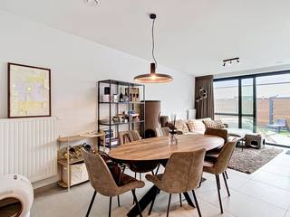 <p>Dit energiezuinig nieuwbouw appartement met 2 slaapkamers in Betekom biedt een perfecte combinatie van modern wooncomfort en een gunstige ligging. Je geniet hier van een rustige woonomgeving met een vlotte bereikbaarheid naar omliggende gemeenten en voorzieningen.</p><p>Bij het binnenkomen word je verwelkomd in een lichtrijke leefruimte die meteen een aangenaam gevoel van openheid creëert. De leefruimte sluit naadloos aan op het ruime terras en het gezellige tuintje, waardoor binnen en buiten mooi in elkaar overvloeien. Dit maakt het appartement ideaal voor wie graag geniet van extra buitenruimte zonder in te boeten op comfort.</p><p>De indeling is praktisch en doordacht. De open leefruimte vormt samen met de keuken een centrale plek waar wonen en ontspannen samenkomen. Grote raampartijen zorgen voor veel natuurlijke lichtinval en versterken het gevoel van ruimte.</p><p>Het appartement beschikt over twee comfortabele slaapkamers die zich perfect lenen als hoofdslaapkamer en extra kamer voor kinderen, bureau of hobbyruimte. De badkamer is uitgerust met een moderne inloopdouche en biedt alle hedendaags comfort. Daarnaast is er een aparte berging voorzien, evenals een afzonderlijk toilet, wat bijdraagt aan het gebruiksgemak.</p><p>Een bijzonder grote troef van dit appartement is de uitzonderlijk ruime garage, die niet alleen plaats biedt voor een wagen maar ook extra opslagmogelijkheden creëert. Bovendien is er nog een aparte kelderberging aanwezig, wat zorgt voor nog meer praktische ruimte.</p><p>Op energetisch vlak scoort dit appartement uitstekend. Dankzij de energiezuinige bouw en technieken blijft het verbruik van nutsvoorzieningen bijzonder laag, wat niet alleen goed is voor het milieu maar ook voor je maandelijkse kosten.</p><p>De ligging in Betekom is ideaal voor wie rustig wil wonen en toch een vlotte verbinding wenst met winkels, scholen en invalswegen.</p><p>Ben je op zoek naar een instapklaar, energiezuinig appartement met tuin, terras en ruime garage in Betekom? Contacteer ons voor meer informatie of plan een bezoek in.</p>