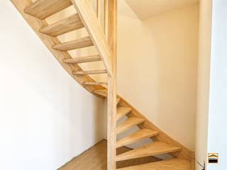 <p><span>Charmant appartement met 2 slaapkamers en ruim zonnig terras in hartje <br />Borgloon.</span></p><p><span> </span></p><p><span>Bent u op zoek naar een uniek appartement met veel privacy en een centrale ligging? Dan <br />is dit prachtige appartement in het centrum van Borgloon zeker een bezoek waard.<br />Gelegen op wandelafstand van winkels, horeca, scholen en openbaar vervoer geniet u hier <br />van alle voorzieningen binnen handbereik. Er is voldoende parkeergelegenheid rondom de <br />woning en gratis stadsparking op korte afstand.<br /><br />Het appartement beschikt over een aparte inkomhal met trap naar de verdieping. Op deze <br />verdieping bevinden zich een gastentoilet, een gezellige leefruimte en een ruimte voor een <br />open keuken (deze is niet inbegrepen in de prijs en kan u naar eigen smaak kiezen en laten <br />plaatsen). Vanuit de keuken heeft u directe toegang tot een ruim en zonnig terras, de ideale <br />plek om te ontspannen en te genieten van het buitenleven.<br /><br />Op de volgende verdieping vindt u een praktische wasberging en een ruime slaapkamer met <br />eigen badkamer. De bovenste verdieping beschikt over een tweede grote slaapkamer, eveneens <br />voorzien van een badkamer.<br /><br />Een absolute troef van dit appartement is de unieke opzet: het betreft het enige appartement <br />in het gebouw. Hierdoor geniet u van maximale rust en privacy, zonder deel uit te maken van <br />een grote residentie met gemeenschappelijke drukte.<br /><br />Kortom, een karaktervol en ruim appartement met een uitstekende ligging in het centrum van <br />Borgloon, ideaal voor wie comfortabel en rustig wil wonen.</span><span><br /><br />Wenst U meer informatie over dit appartement of een bezichtiging?<br />Contacteer ons via 012 26 22 05 of info@hetimmohuis.be.</span><span> </span></p>