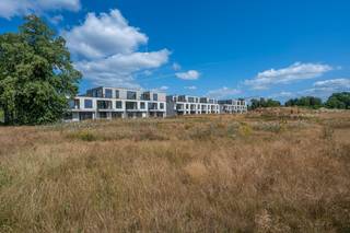 <strong><span>GROEN EN DUURZAAM WONEN IN HARTJE LOMMEL, WEG VAN ALLE DRUKTE, IN EEN PARKOMGEVING</span><br /><span>Thuiskomen in een oase van rust in een parkomgeving als je naaste buur?</span></strong><br /><br />Thuiskomen in een oase van rust in een parkomgeving als je naaste buur? Dat kan in Residentie Vennenpark!<br />Wonen in Residentie Vennenpark, dat is leven volgens je eigen ritme in een groene oase. Een belangrijke rol is daarbij weggelegd voor de unieke parktuin. Het kloppende hart van de site die de nieuwe buurt van zuurstof voorziet. Het wordt een fijne ontmoetingsplaats waar het gezellig toeven is.<br /><br />Residentie Vennenpark is gelegen in het hartje van Lommel, in de nieuwe ontwikkeling 'In 't Ven'. De autovrije zone zorgt voor rust en comfort en dit terwijl u in het levendige centrum woont. Alle belangrijke voorzieningen bevinden zich op wandelafstand. <br /><br />De volledige residentie voldoet aan alle hedendaagse comforteisen en is voorzien van duurzame energie: verwarming met geothermische (grond/water) warmtepomp in combinatie met vloerverwarming, zonnepanelen en ventilatiesysteem D.<br /><br />Kortom, Vennenpark biedt de ideale balans tussen wonen in het bruisende centrum en de rust en het groen van wonen in een park!<br /><br /><strong>Appartement, gelijkvloers, met een bruto bewoonbare oppervlakte van 85,67m² en zongericht terras van 11,25m² bestaande uit :<br />. inkomhal, toiletruimte, nachthal, wasplaats, 2 slaapkamers, badkamer, woon- en zitruimte, keuken, terras<br />. verplichte aankoop van 1 autostaanplaats en kelderberging</strong><br /><br /><span><u><strong>TROEVEN :</strong></u></span><br />. fijne locatie: rustig en in het groen op wandelafstand van het centrum<br />. hedendaagse en hoogwaardige architectuur ontworpen door Sculp (IT) architecten<br />. optimale en kwalitatieve benutting van de oppervlakte<br />. geothermische (grond/water) warmtepomp in combinatie met vloerverwarming en zonnepanelen<br />. ventilatiesysteem type D<br />. gunstig E-peil (<E20)<br />. instapklaar afgewerkt volgens de wensen van de klant<br /><br /><strong>Op zoek naar een appartement in een nieuwe groene stadsomgeving?<br />Wij maken graag tijd voor een persoonlijke afspraak om dit prachtige project aan u voor te stellen.<br />Contacteer ons via 0496/166 339 of via mail joris@limbo.be. </strong>
