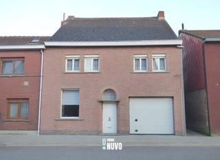 Charmante woning met 4 slaapkamers te Willebroek  Deze charmante woning, gelegen op een invalsweg naar Willebroek, biedt een ideale gelegenheid voor...