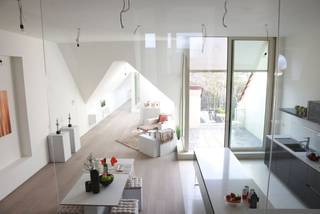 Deze luxueuze duplex penthouse met een bewoonbare oppervlakte van maar liefst 170m² is een verborgen pareltje in de Mechelse binnenstad. Gelegen in hartje Mechelen op de Korenmarkt, doch ietwat achterin baadt dit pand in een oase van rust. Door de centrale ligging bent u op enkele minuten stappen vlakbij de gezellige terrasjes op de Grote Markt, de trendy winkels in de OLV-straat/Bruul of het treinstation van Mechelen. Indeling: Inkomhal, leefruimte met gashaard en 2 terrassen, open keuken, mezzanine met zithoek/TV-hoek. Berging/wasplaats aanwezig. 2 slaapkamers (1 SLK met douchecabine op gelijkvloerse verdieping en 1 SLK met ruime annex badkamer op duplexverdieping). Het appartement is zeer lichtrijk, instapklaar en afgewerkt met hoogwaardige materialen. (vloerverwarming, parket, ...). Lift aanwezig in het gebouw. EPC: 186 kWh/m²/jaar (label B). Loopt u helemaal warm voor dit mooie pand? Neem dan snel contact op met Anne Raets (0471/57 12 13) of stuur een mailtje naar info@buro14.be voor een bezoek ter plaatse!