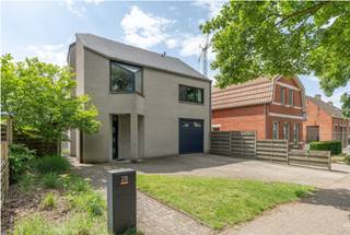 Op zoek naar een ruime en verzorgde gezinswoning op een topligging? Deze halfopen bebouwing, gelegen in het centrum van Meerle, combineert comfort, licht en een uitstekende bereikbaarheid met een rustige woonomgeving.<br />De woning beschikt over een bewoonbare oppervlakte van circa 240 m² en is gelegen op een perceel van 400 m². Dankzij de praktische indeling en grote raampartijen geniet de leefruimte van veel natuurlijk licht en een aangename open sfeer.<br /><br />Indeling:<br /><br />Ruime leefruimte met veel lichtinval<br />Volledig uitgeruste keuken<br />3 volwaardige slaapkamers<br />Extra bureau (perfect als 4e slaapkamer of thuiswerkruimte)<br />Badkamer met douche en bad<br />Praktische berging/wasplaats<br />Garage<br /><br />Buiten geniet u van een zuidgerichte tuin, ideaal om de hele dag van de zon te genieten.<br />Belangrijkste troeven:<br /><br />Centrale ligging: op ±200 m van de lagere school en ±300 m van natuurgebied<br />EPC label C (geen renovatieverplichting)<br />Elektrische keuring conform<br />Asbestattest beschikbaar (beperkt tot golfplaten op tuinhuis)<br />Vernieuwd buitenschrijnwerk (ramen, deuren en garagepoort in 2018)<br />Plat dak recent vernieuwd en geïsoleerd<br />Bouwjaar 1990<br />Rustige omgeving met blijvend open karakter aan de zijkant<br /><br />Deze woning is ideaal voor gezinnen die ruimte, licht en een goede ligging weten te appreciëren, met alle voorzieningen binnen handbereik.<br />Richtprijs: €469.000<br />Interesse? Contacteer ons snel voor een bezoek en ontdek zelf het potentieel van deze woning!<br />