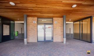 <p><span>Ruim appartement met 3 slaapkamers en groot zonneterras 50 m² en dubbele<br />ondergrondse garage in het centrum van Heers.</span></p><p><span>In het centrum van Heers, met alle voorzieningen op wandelafstand bereikbaar, ligt dit ruime<br />appartement. </span></p><p><span>Bent u op zoek naar een ruim en comfortabel appartement op een centrale ligging?<br />Dan is dit verzorgde appartement in het hart van Heers zeker een bezoek waard. <br />Dankzij de uitstekende ligging bevinden winkels, horeca, scholen en openbaar vervoer zich<br />op wandelafstand, terwijl u geniet van alle comfort dat dit ruime appartement te bieden<br />heeft.</span></p><p><span>Via de inkomhal met apart gastentoilet betreedt u de lichtrijke leefruimte. Aan de straatzijde<br />bevindt zich een royale zithoek die naadloos overgaat in de eetkamer. Grote schuiframen<br />zorgen voor een aangename lichtinval en bieden directe toegang tot het uitzonderlijk ruime <br />en zonnige terras van ongeveer </span><span>50 m²</span><span>. Hier geniet u in alle rust van een gezellige <br />buitenruimte waar u volop kunt ontspannen of gasten ontvangen.</span></p><p><span>De aparte keuken (IXINA 2022) beschikt over voldoende werk- en bergruimte en sluit aan<br />op een praktische wasberging. Ook vanuit de keuken heeft u rechtstreeks toegang tot het <br />terras, wat het buitenleven extra comfortabel maakt.</span></p><p><span>Het appartement beschikt over drie volwaardige slaapkamers van respectievelijk </span><span>15 m²</span><span>, <br /></span><span>12,5 m²</span><span> en </span><span>9 m²</span><span>, waardoor er voldoende ruimte is voor een gezin, een thuiskantoor of <br />hobbyruimte. De ruime badkamer van </span><span>7,5 m²</span><span> is uitgerust met zowel een ligbad als een <br />douche, wat zorgt voor extra comfort.</span></p><p><span>Een absolute meerwaarde is de afgesloten garagebox , geschikt voor twee wagens en <br />inbegrepen in de vraagprijs. Bovendien beschikt het gebouw over een lift, wat het <br />appartement vlot toegankelijk maakt voor jong en oud.</span></p><h3><span>Troeven</span></h3><ul><li><span>Centrale ligging in het centrum van Heers </span></li><li><span>Ruim appartement met 3 slaapkamers </span></li><li><span>Zonnig terras van ca. 50 m² </span></li><li><span>Lichtrijke leefruimte met grote schuiframen </span></li><li><span>Ruime keuken met praktische wasberging </span></li><li><span>Badkamer met ligbad én douche </span></li><li><span>Lift aanwezig in het gebouw </span></li><li><span>Afgesloten dubbele garagebox inbegrepen </span></li></ul><p><span> </span></p><p><span>Een ruim appartement met een uitzonderlijk groot terras, drie slaapkamers en een dubbele<br />garagebox op een toplocatie in het centrum van Heers. Contacteer ons vandaag nog voor<br />meer informatie of een bezichtiging.</span></p>