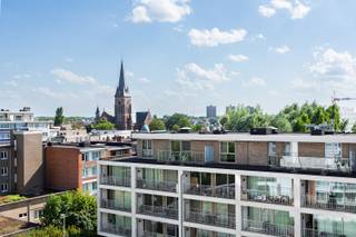 Locatie<br /><br />Op zoek naar een zonnig appartement op een rustige locatie, vlak bij het bruisende centrum van Hoboken en de stad? Dit appartement ligt in een straat met enkel bestemmingsverkeer en op wandelafstand van winkels, scholen, openbaar vervoer, groen en recreatie. Dankzij de nabijheid van de A12, E19, E17 en de Antwerpse Ring geniet u bovendien van een uitstekende bereikbaarheid.<br /><br />Beschrijving<br /><br />Dit lichtrijke appartement op de 5e verdieping van een verzorgd gebouw beschikt over een ruime inkomhal met vestiairekast. De woonkamer met parketvloer geeft uit op een zonnig terras. Aansluitend bevindt zich de keuken met berging en aansluitingen voor wasmachine en droogkast. Verder zijn er een badkamer met bad en dubbele wastafel, een apart toilet en twee ruime slaapkamers met parketvloer. Eén slaapkamer biedt toegang tot een tweede terras met uitzicht op de binnentuin. Het gebouw beschikt over een gemeenschappelijke fietsenberging en afvalruimte. Een ruime staanplaats voor twee stadswagens is optioneel aan te kopen voor €25.000.<br /><br />Belangrijkste troeven<br /><br />- Centrale ligging nabij alle voorzieningen<br />- Lichtrijke woonkamer<br />- Twee ruime slaapkamers<br />- Twee terrassen<br />- Parket in woon- en slaapkamers<br />- Ruime staanplaats (optioneel)<br />- EPC-label B (goed voor je portemonnee én milieu)<br />- Gemeenschappelijke fietsenberging.<br /><br />Verplichte vermeldingen<br />EPC: 106 kWh/m²/jaar – Label B;<br />P- & G-score: D & A;<br />Stedenbouw: Vg-Wg-Gmo-Gvkr-Gvv.