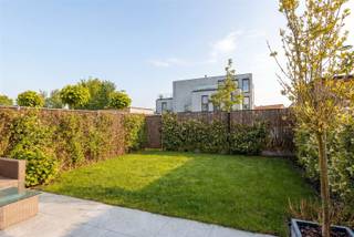 <p><span><span> </span><span>Ontdek deze prachtige moderne <strong>BEN-woning</strong> die comfort, energiezuinigheid en een uitstekende ligging perfect combineert. Deze stijlvolle woning beschikt over <strong>drie volwaardige slaapkamers en twee moderne en hoogwaardig afgewerkte badkamers.</strong></span></span><span></span></p><p><span><span>Hieronder vindt u enkele van de vele troeven van deze topwoning:</span></span></p><p><span><span>-</span><span> </span><span>Lichtrijke en ruime woonkamer dankzij grote raampartijen en open vide</span></span><span><span></span></span></p><p><span><span>-</span><span> </span><span>Inbouwkasten, zowel boven, als beneden</span></span><span><span></span></span></p><p><span><span>-</span><span> </span><span>Hoogkwalitatieve maatwerkkeuken</span></span><span><span></span></span></p><p><span><span>-</span><span> </span><span>Twee luxueuze badkamers afgwerkt in Mortex, met zowel bad als douche</span></span><span><span></span></span></p><p><span><span>-</span><span> </span><span>Hoogwaardige materialen zoals parket en composiet</span></span><span><span></span></span></p><p><span><span>-</span><span> </span><span>Automatische op maat gemaakte gordijnen met vliegenramen</span></span><span><span></span></span></p><p><span><span>-</span><span> </span><span>Inpandige garage met extra bergruimte aansluitend</span></span><span><span></span></span></p><p><span><span>-</span><span> </span><span>Aangelegde tuin met doorgang achteraan</span></span><span><span></span></span></p><p><span><span>-</span><span> </span><span>Apart toilet beneden en boven</span></span><span><span></span></span></p><p><span><span>-</span><span> </span><span>14 zonnepanelen</span></span><span><span></span></span></p><p><span><span>-</span><span> </span><span>Herkeurde installatie voor laadpaalplaatsing aan de voorzijde van de woning (aparte zekeringkast en extra elektrische keuring)</span><span> </span></span><span><span></span></span></p><p><span><span>-</span><span> </span><span>Waterverzachter</span></span><span><span></span></span></p><p><span><span>-</span><span> </span><span>BEN-woning</span></span><span><span></span></span></p><p><span><span>-</span><span> </span><span>Toplocatie nabij alle faciliteiten, enorme bereikbaarheid en toch rustig wonen in deze doodlopende straat</span></span><span><span></span></span></p><p><span><span>-</span><span> </span><span>Aan te kopen met 2% registratierechten ipv 6% of 21% BTW</span></span><span></span></p><p><span><span> </span><span>Gelegen vlakbij het centrum van De Panne en Veurne. Talrijke faciliteiten zoals scholen, winkels en supermarkten bevinden zich in de directe omgeving. Deze woning bevindt zich op wandelafstand van het station, strand, bos en belangrijke uitvalswegen (E40). </span><span> </span></span></p><p><span><span>Een unieke kans voor wie op zoek is naar modern wonen op een uitstekende locatie. Neem vandaag nog contact op voor meer informatie of een bezoek ter plaatse.</span><span> </span></span><span></span></p>