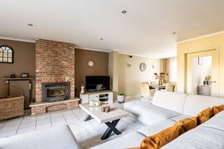 Pal in het centrum van Wevelgem, staat deze ruime woning te koop. Dankzij de centrale ligging zijn winkels, scholen en openbaar vervoer...