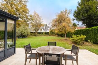 RHODE-SAINT-GENESE, gelegen in een groene, luchtige buurt, biedt deze volledig te renoveren villa een ruime accommodatie en een...