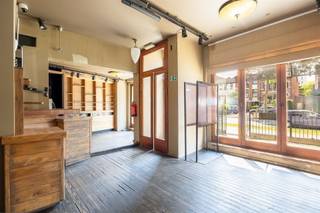 <p><span>Karaktervol handelspand met horecamogelijkheden en tal van commerciële kansen in het centrum van Mortsel</span></p><p><span>Bent u op zoek naar een commerciële toplocatie met uitstraling, karakter en veelzijdige mogelijkheden? Dit unieke handelspand bevindt zich in het bruisende centrum van Mortsel, op wandelafstand van het Gemeenteplein, het stadspark en de vele recente woonontwikkelingen. Dankzij de opvallende gevel, uitstekende zichtbaarheid en centrale ligging vormt dit pand een ideale uitvalsbasis voor ondernemers die een nieuw concept willen realiseren. Met een ruim terras aan de voorzijde van ca. 50 m², een professioneel deels ingerichte keuken, praktische opslagruimtes en een flexibele indeling biedt dit pand een uitzonderlijk potentieel voor horeca, handel, diensten of zelfs een combinatie van werken en wonen.</span></p><p><span>Commerciële ruimte & klantenbeleving</span></p><p><span>Bij het betreden van het pand komt u terecht in een aangename handelsruimte met een warme uitstraling. De huidige inrichting als horecazaak zorgt ervoor dat een nieuwe uitbating mits beperkte opfrissings snel van start kan gaan. De aanwezige houten bar vormt hierbij een sfeervol centraal element.</span></p><p><span>Een absolute troef is het ruime terras van ca. 50 m². Deze aangename buitenruimte biedt tal van mogelijkheden: zonnige zitplaatsen voor klanten of een gezellige buitenzone die de commerciële beleving versterkt.</span></p><p><span>De gelijkvloerse ruimte beschikt over een flexibele indeling waardoor ze eenvoudig aangepast kan worden aan uw eigen visie en ondernemingsconcept.Achteraan is er ook nog een buitenterras.</span></p><p><span>Professionele keuken & praktische voorzieningen</span></p><p><span>Op de bovenverdieping bevindt zich een volledig uitgeruste professionele keuken, voorzien van onder andere koelcellen, kookinstallaties, werkbladen, afzuiging en praktische werkruimtes. De inrichting maakt het mogelijk om onmiddellijk professioneel aan de slag te gaan binnen een horecaconcept.</span></p><p><span>Verder zijn er aparte sanitaire voorzieningen voor dames en heren aanwezig. Dankzij de aanwezige servicelift kunnen leveringen en bevoorrading vlot verlopen, wat zorgt voor extra gebruiksgemak.</span></p><p><span>Opslagruimte & multifunctionele mogelijkheden</span></p><p><span>Het pand beschikt over meerdere bergings- en magazijnruimtes. De aanwezige kelders bieden ruime opslagmogelijkheden voor voorraad, materiaal en logistieke doeleinden.</span></p><p><span>Door de praktische indeling en de verschillende beschikbare ruimtes biedt dit pand mogelijkheden voor diverse commerciële activiteiten. Denk hierbij niet alleen aan horeca, maar ook aan een winkelruimte, kantoorfunctie of andere professionele invulling.</span></p><p><span>Mogelijkheid tot handel & wonen</span></p><p><span>Een bijkomende troef is de historische indeling van het gebouw. In het verleden werd het pand gebruikt als winkelruimte met een duplexappartement. Hierdoor behoort een toekomstige herinrichting richting handel gecombineerd met wonen nog steeds tot de mogelijkheden.</span></p><p><span>Troeven:</span></p><ul><li><span>Absolute toplocatie:</span><span> Gelegen in het centrum van Mortsel, vlak bij het Gemeenteplein en het stadspark.</span></li><li><span>Uitstekende zichtbaarheid:</span><span> Karaktervolle gevel die meteen de aandacht trekt.</span></li><li><span>Horecaklaar:</span><span> Momenteel ingericht als restaurant en mits beperkte opfrissing snel opnieuw inzetbaar.</span></li><li><span>Aangenaam terras:</span><span> Ruim voorterras van ca. 50 m² als extra commerciële troef en terras achteraan.</span></li><li><span>Veelzijdige bestemming:</span><span> Mogelijkheid voor horeca, handel, diensten of combinatie handel/wonen. Vroeger was deze woning een winkel met de bovenste 2 verdiepingen wonen volgens de aanvullende stedenbouwkundige info m.b.t. een eventuele functiewijziging: </span></li></ul><p><span> Het RUP Centrum laat inderdaad op de Mechelsesteenweg wonen toe. </span></p><p><span>Kortom: een uniek commercieel pand met karakter, mogelijkheden en een absolute topligging in het hart van Mortsel. Een ideale opportuniteit voor ondernemers of investeerders die op zoek zijn naar een pand met uitstraling en toekomstperspectief.</span></p><p><span>Wenst u de mogelijkheden van dit pand ter plaatse te ontdekken? Maak vandaag nog een afspraak voor een bezoek.</span></p><p><span> </span></p>