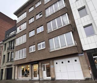 Absolute Toplocatie Berchem: Dit appartement geniet van een uitzonderlijke ligging vlak aan het Brilschanspark.Welkom in dit lichtrijke appartement,...