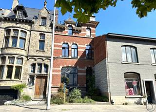 <p>Goedgelegen charmante herenwoning. De woning is opgedeeld in 4 appartementen, goed onderhouden, correcte huurders. Op het gelijkvloers vindt u 2 appartementen, één van 46m² en één van 76m². Op het eerste verdiep een appartement van 50m2 en op het tweede verdiep een duplex van 65m2. TROEVEN: goed onderhouden, DUBBELE beglazing, CV op gas, conforme elektriciteit. Maandelijkse huuropbrengst van €2.370. Bezoek na afspraak met Immo Beguin</p>