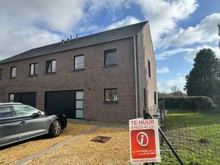 Uitstekend gelegen nieuwbouwwoning van 2023.De woning heeft een ruime woonkamer/eetplaats met open keuken. Via het schuifraam heb je toegang tot de...