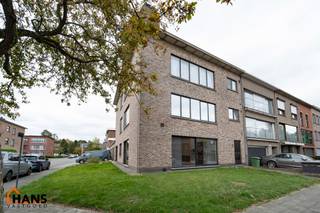 3-slaapkamerappartement met garagebox.Inkomhal; apart toilet met handenwasser; lichtrijke leefruimte; keuken met kasten, spoelbak, vaatwasser,...