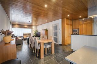 In het bruisend dorp Oostnieuwkerke treffen we deze majestueuze halfopen bebouwing, dit op vlotte verbinding richting Roeselare. Het perceel staat op maar liefst 828m² en kent een bewoonbare oppervlakte van 221m². De sterke bouw kent de volgende indeling: een inkomhal, een woonkamer met eet-en zithoek mét een gascassette, een open keuken ingericht met volwaardige toestellen en heel wat praktische kastruimte, een wasplaats/berging, een badkamer met dubbele lavabo en een douche en een apart toilet. Op het verdiep zijn er 4 slaapkamers dit met inmaakkasten, een badkamer met lavabo, bad en een hangtoilet, hierboven bereiken we de geïsoleerde zolder die mogelijk kan omgevormd worden tot de master bedroom. Praktische ruimtes: een garage met automatische sectionale poort + plaats voor de nutsvoorzieningen en een droge kelder. Voor de mensen met groene vingers, bij deze eigendom hebben we een diepe groene tuin die in de zomer een ware parel wordt! Een bezoek waard!