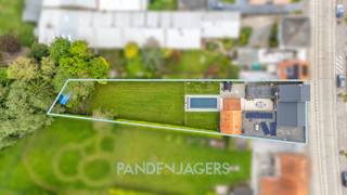 Ontdek deze unieke open bebouwing met karakter, waar vroeger een authentieke bierbrouwerij gevestigd was en die in 2020 volledig werd gerenoveerd tot een luxueuze woning met instant vakantiegevoel.<br /> <br />Bij het betreden van de woning kom je terecht in de lichtrijke leefruimte met open indeling, waar gezelligheid en hoogwaardige afwerking centraal staan. De op maat gemaakte keuken sluit perfect aan op de woonkamer. Op het gelijkvloers bevindt zich eveneens een moderne badkamer met inloopdouche. Op de eerste verdieping zijn er 2 ruime slaapkamers en via de zolderkamers zijn er nog 2 kamers te realiseren. <br /> <br />Aansluitend bevindt zich de indrukwekkende garage met plaats voor minstens 6 wagens. Deze kan ook gebruikt worden voor een zelfstandige activiteit. Via de hoge poort is er bovendien directe toegang tot de aangelegde tuin met zwembad en sauna. Met de palmbomen en sfeervol overdekt terras ervaar je hier elke dag een exclusief vakantiegevoel in eigen huis. <br /> <br />Bovendien is de woning uitgerust met zonnepanelen. <br /> <br />Pandenjagers is een innovatief vastgoedkantoor en kiest bewust voor een unieke en transparante aanpak. Bij ons bestaat de totale aankoopprijs altijd uit twee duidelijke onderdelen: de vraagprijs die bovenaan in de advertentie vermeld staat, plus onze vaste commissie van 10.000 euro incl. BTW. Dankzij deze open prijsstructuur krijgt u als koper vanaf het eerste moment een eerlijke inkijk hoe de totale prijs van het pand tot stand is gekomen.<br /> <br />Interesse? Contacteer ons via 0465/08.26.69 of info@pandenjagers.be.