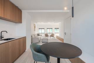 Dit fantastisch duplexappartement te koop is gelegen op de tweede verdieping van "Villa Victoire" langs de Nieuwpoortsesteenweg te Oostende...