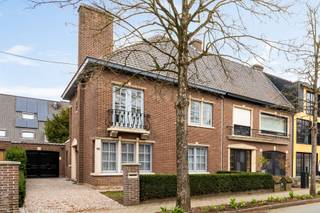 Gunstig gelegen halfopen bebouwing met 3 slaapkamers en gezellige stadstuin.Deze charmante woning verwelkomt u via een inkomhal met gastentoilet en...