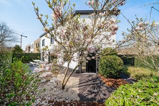 Move-in ready home with a delightful south-facing garden!<br />Looking for a bright, move-in ready home with a sunny garden and prime location in Knokke? This corner house is a true gem.<br />Its biggest asset? A fully south-facing garden that gets sun from morning till evening. Thanks to its corner position, the house enjoys extra daylight and a spacious feel. The garden is low-maintenance – perfect for carefree enjoyment.<br />Tucked away in a quiet, traffic-free street, yet just steps from Knokke’s vibrant center, this home offers peace and proximity all in one.<br />Layout: a bright living room, a large semi-open kitchen with an adjoining pantry and laundry area, with direct access to the garage. Upstairs: 4 bedrooms and 2 bathrooms – ideal for families or anyone who values space.<br />Bonus: in addition to the integrated garage, there’s room for two more cars in front of the house.<br />A home that’s ready to welcome you, renovated in 2017 and the windows are new sinds 2024. Come and experience the sunny vibe and calm charm for yourself.<br /><br />For more information or a site visit, please contact Tine Vandenberghe: T: 0497 53 45 29 or info@Tine.immo