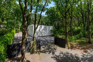 <br />Deze <strong>uitzonderlijke designvilla</strong> op een uiterst <strong>privatief perceel van ca. 30 are </strong>gelegen in de gegeerde omgeving <strong>nabij de Golf en het Meer van Keerbergen</strong>, onderscheidt zich door haar tijdloze <strong>modernistische architectuur</strong>, gekenmerkt door <strong>strakke volumes</strong>, <strong>verfijnde materiaalkeuzes</strong> en i<strong>ndrukwekkende glaspartijen </strong>die het omliggende groen als een levend schilderij naar binnen brengen. De woning werd ontworpen volgens het principe van 'wonen in de natuur', waarbij<strong> licht, ruimte en privacy </strong>centraal staan. Een architecturale residentie <strong>voor de liefhebber van pure lijnen, exclusiviteit en hedendaagse elegantie.</strong><br /><br /><u><strong>Troeven </strong>van deze unieke eigendom</u>:
<ul>
	<li>Uiterst rustige en privatieve ligging op een perceel van ca. 30 are</li>
	<li>Nabij de golf en het meer van Keerbergen</li>
	<li>Ruime, lichtrijke leefruimte met geïntegreerde bureauruimte</li>
	<li>Luxueuze open keuken voorzien van alle inbouwtoestellen</li>
	<li>Exclusieve wijnfrigo geïntegreerd in de leefruimte</li>
	<li>3 volwaardige slaapkamers, waaronder een slaapkamer op het gelijkvloers</li>
	<li>3 stijlvolle badkamers</li>
	<li>Voorziening voor een lift (liftschacht aanwezig)</li>
	<li>Volledig domoticasysteem voor optimaal wooncomfort</li>
	<li>Vloerverwarming doorheen de woning</li>
	<li>Afzonderlijke ventilatiesystemen voor woning en kelder</li>
	<li>Alarminstallatie</li>
	<li>Zonnige terrassen met maximale privacy</li>
	<li>Zonneterras met zwemspa, douche en voorziening voor stoombad.</li>
	<li>Koelcel aanwezig</li>
	<li>Zeer ruime multifunctionele kelderverdieping</li>
	<li>Autolift naar de kelder</li>
	<li>Mogelijkheid tot garage voor meerdere wagens</li>
	<li>Speciaal ingerichte wasruimte voor auto's</li>
	<li>Tal van gebruiksmogelijkheden voor hobby, wellness/esthetiek, collectievoertuigen, kunstliefhebbers/-verzamelaars of extra opslag</li>
</ul>
<span><span><span><span><span><span><span><span><span><span>Onder de volledige villa bevindt zich <strong>een indrukwekkende multifunctionele verdieping </strong>die een uitzonderlijke meerwaarde biedt aan het geheel. Deze hoogwaardige ruimte, afgewerkt in een strakke architecturale stijl met zichtbeton en designverlichting, biedt ongekende mogelijkheden voor liefhebbers van exclusieve voertuigen, kunstverzamelaars, ondernemers of vrije beroepen. Dankzij de royale volumes, de natuurlijke lichtinval en de flexibele indeling vormt deze verdieping een zeldzame combinatie van functionaliteit, esthetiek en exclusiviteit.</span></span></span></span></span></span></span></span></span></span><br /><em><span><span><span><span><span><span><span><span><span><span><strong>Een unieke ruimte waar wonen, passie en ondernemen moeiteloos samenkomen.</strong></span></span></span></span></span></span></span></span></span></span></em><br /><br />Een zeldzame combinatie van luxe, technologie, privacy en een toplocatie in het hart van Keerbergen!<br />Voor meer info, neem contact op met Anne op het nummer 0472/78.40.49 of mail naar anne@incignorealestate.be