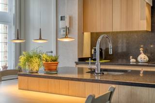 In de historische Spanjaardstraat, gelegen nabij de Augustijnenrei, bevindt zich dit unieke appartement in de prestigieuze Residentie Villa Medici.Bij het binnenkomen in dit historische pand, waarvan de oorsprong van de gevel teruggaat tot de 17e eeuw, valt direct de harmonie tussen geschiedenis en moderniteit op. Waar het gebouw vroeger statige grandeur uitstraalde, is het inmiddels volledig vernieuwbouwd tot een hedendaagse parel. De ruimtes genieten van een hoogwaardige afwerking die de authentieke ziel van de Brugse binnenstad perfect combineert met alle modern comfort.Indeling:-1°V.: Kelderberging (04)Glvl.:- Staanplaats (8) € 49.000,002°V.:- Inkomhal met apart toilet- Een sfeervolle woonkamer die rust en authenticiteit uitstraalt.- Open keuken, volledig ingericht- Slaapkamer- Badkamer voorzien van eigentijds sanitair en kwalitatieve materialen.De ligging nabij de Augustijnenrei maakt het plaatje compleet. U woont hier in een oase van rust, terwijl de historische markt, de reitjes en de gezellige Brugse pleinen letterlijk om de hoek liggen.