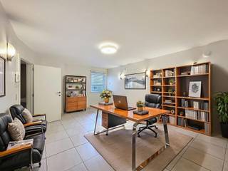 Morgan's Real Estate presents this 30m² office space located in Berchem-Sainte-Agathe on the ground floor of a recently constructed building.The...