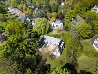 Een te moderniseren architecturale villa van ca. 700m², ideaal gelegen op <br />een verborgen perceel van 23a 58ca. <br /><br />- 8 Slaapkamers + 2 bureelruimten + 2 dressings<br />- 5 badkamers<br />- binnenzwembad<br />- garage voor 4 auto’s + parking <br />- terrassen en tuin<br />Buitenschrijnwerk PVC dubbel glas - Centrale verwarming op stookolie<br />EPC: 2 x label G<br />Perceeloppervlakte: 23a 58ca - kadastraal inkomen: 13.725EUR<br />Stedenbouwkundige inlichtingen beschikbaar.<br />Infos: peter@century21prodomo.be
